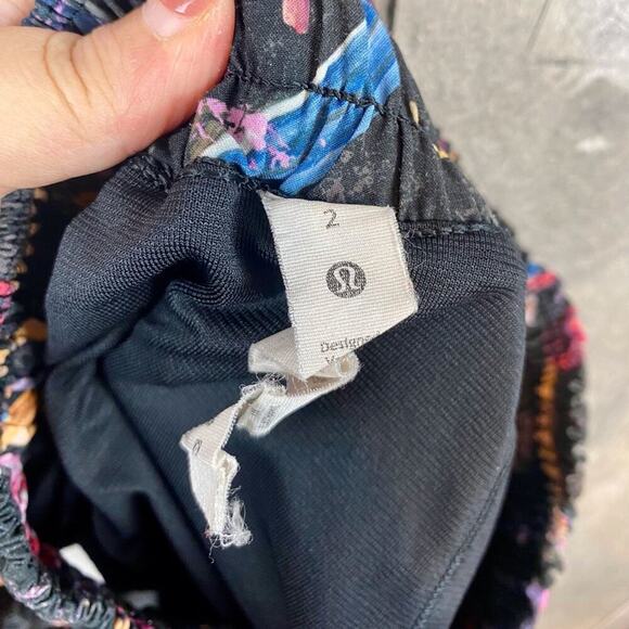 Lululemon Hotty Hot High-Rise Lined Short 2.5" Veiled Floral Black Multi Size 2. - Picture 6 of 12